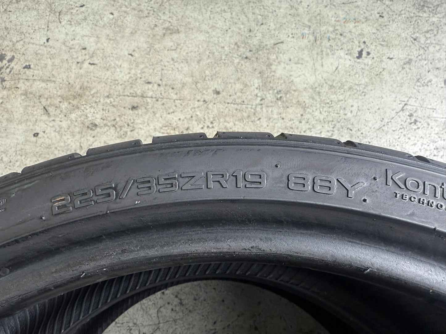 Usato: 2 Gomme 225/35R19 88Y XL Hankook Estive 75% residui