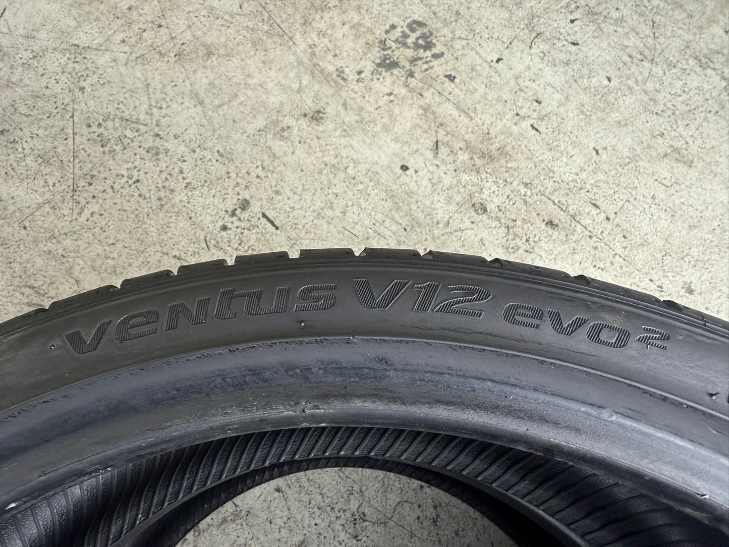 Usato: 2 Gomme 225/35R19 88Y XL Hankook Estive 75% residui