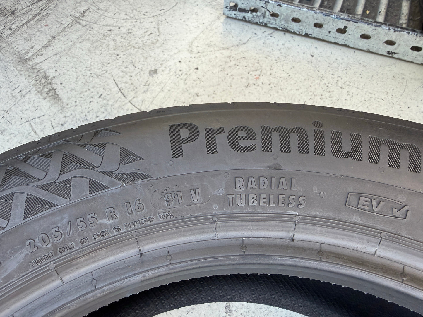 Usato: 4 Pneumatici Continental PremiumContact 7 205/55R16 91V EV Estivi 85% Residui