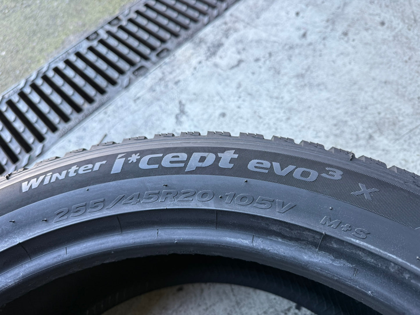 Usato: 4 Gomme 255/45R20 105V XL Hankook Invernali 80% residui