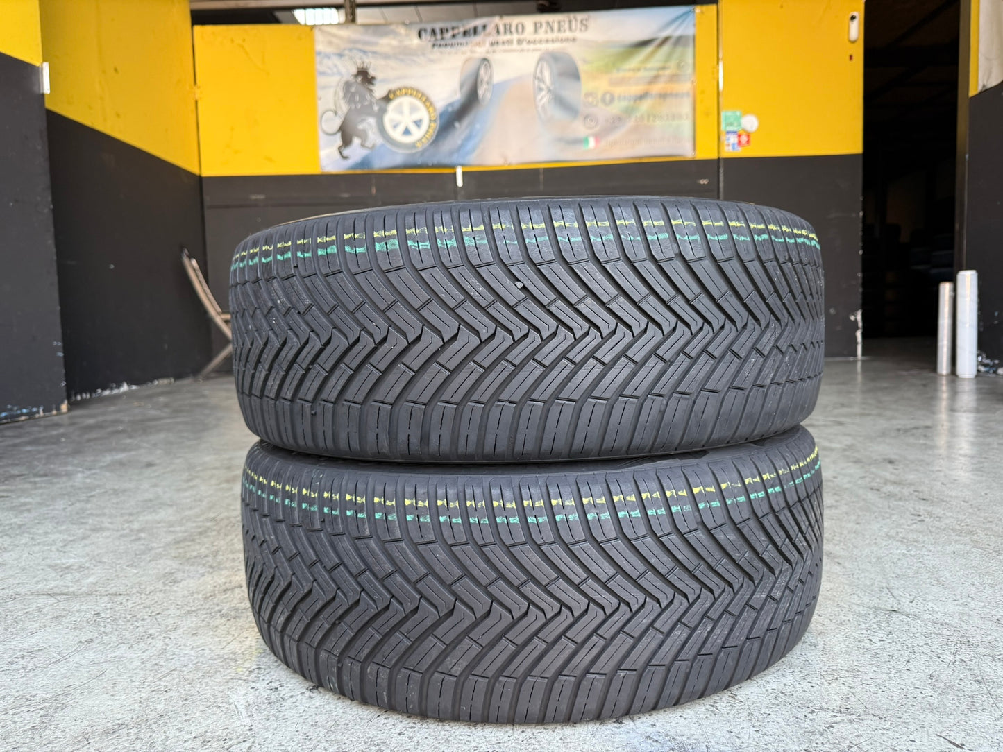 Usato: 2 Gomme 235/45R20 100W XL Continental 4 Stagioni 85% residui