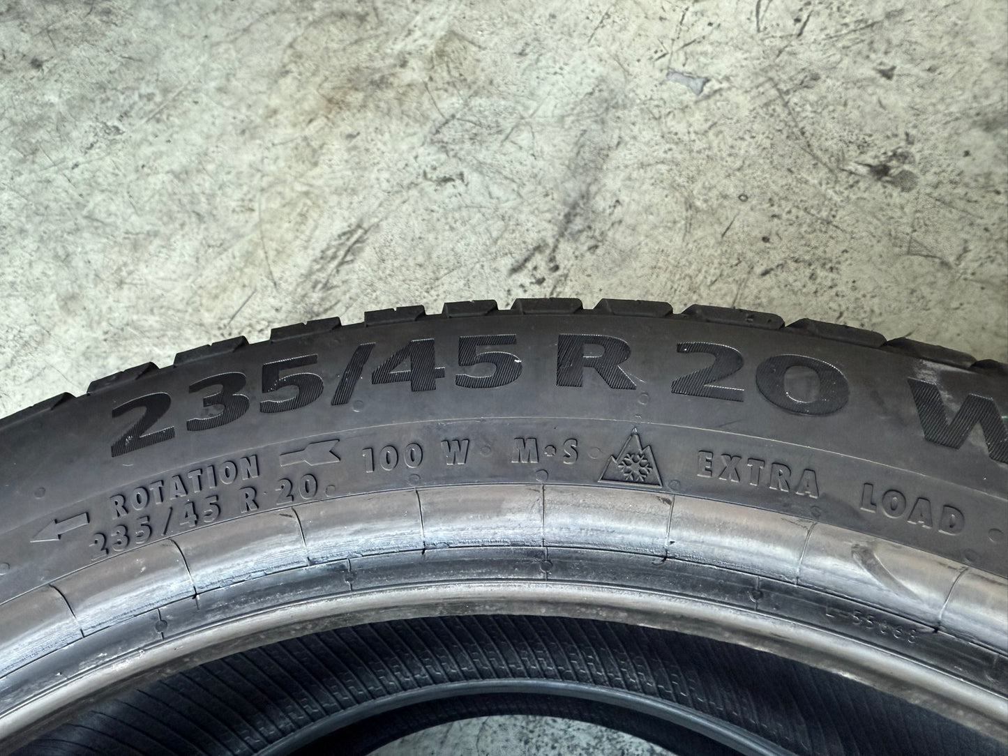 Usato: 2 Gomme 235/45R20 100W XL Continental 4 Stagioni 85% residui