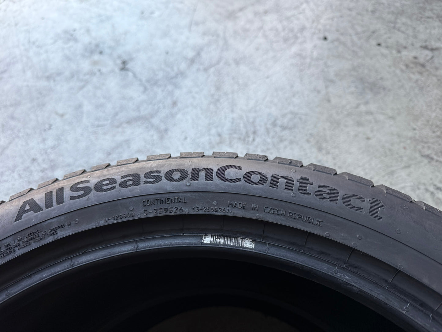 Usato: 2 Gomme 235/45R20 100W XL Continental 4 Stagioni 85% residui