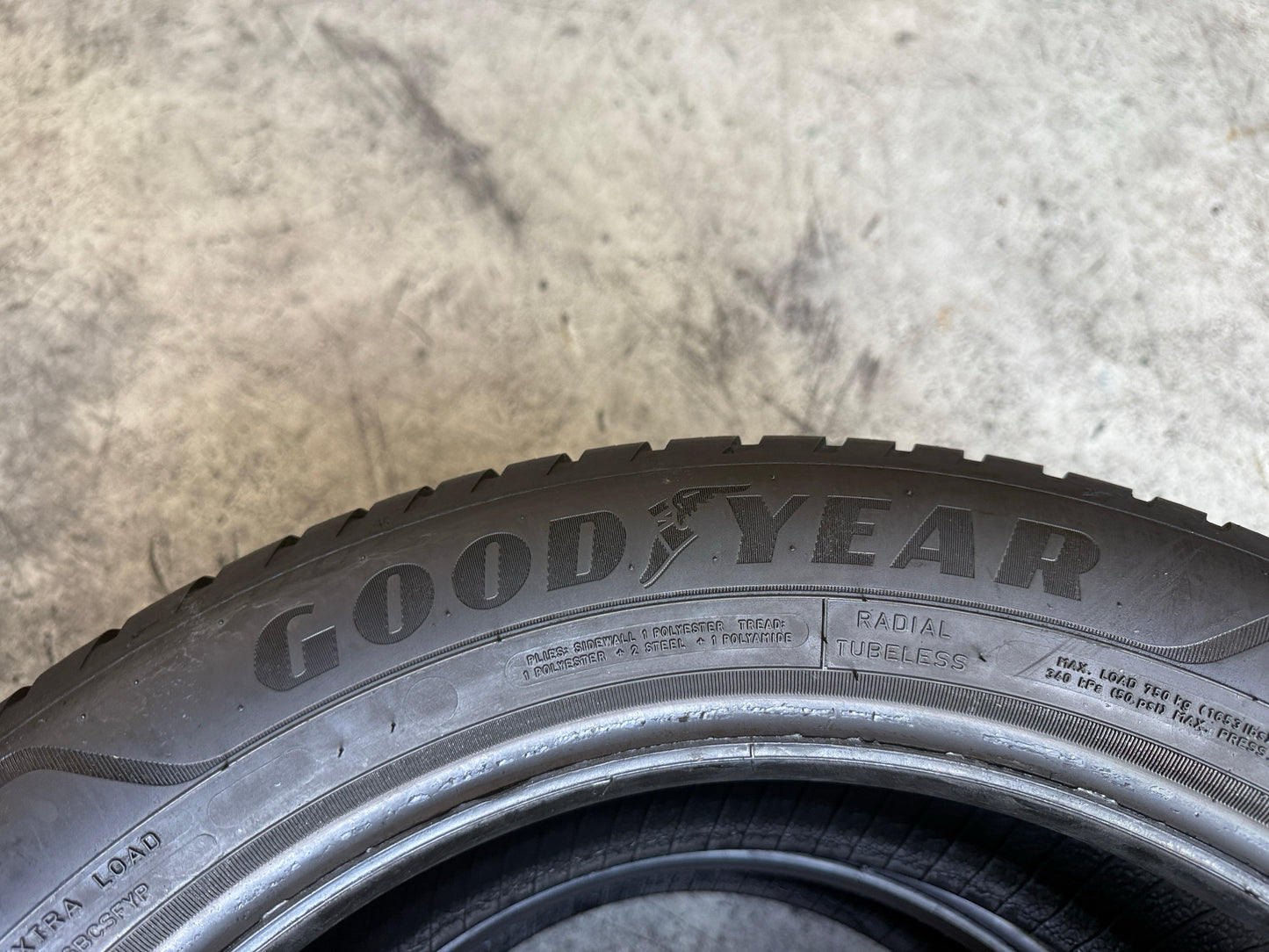 Usato: 2 Pneumatici Goodyear Vector 4Seasons Gen-3 215/55R17 98W XL 4 Stagioni 80% Residui