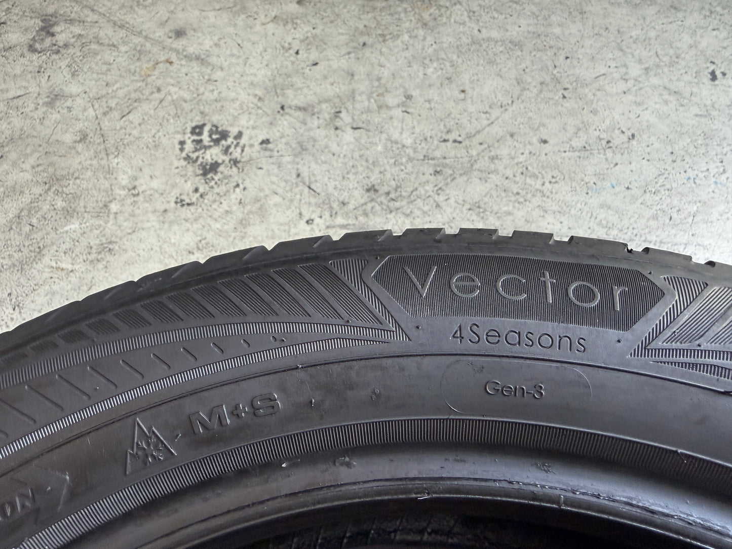 Usato: 2 Pneumatici Goodyear Vector 4Seasons Gen-3 215/55R17 98W XL 4 Stagioni 80% Residui