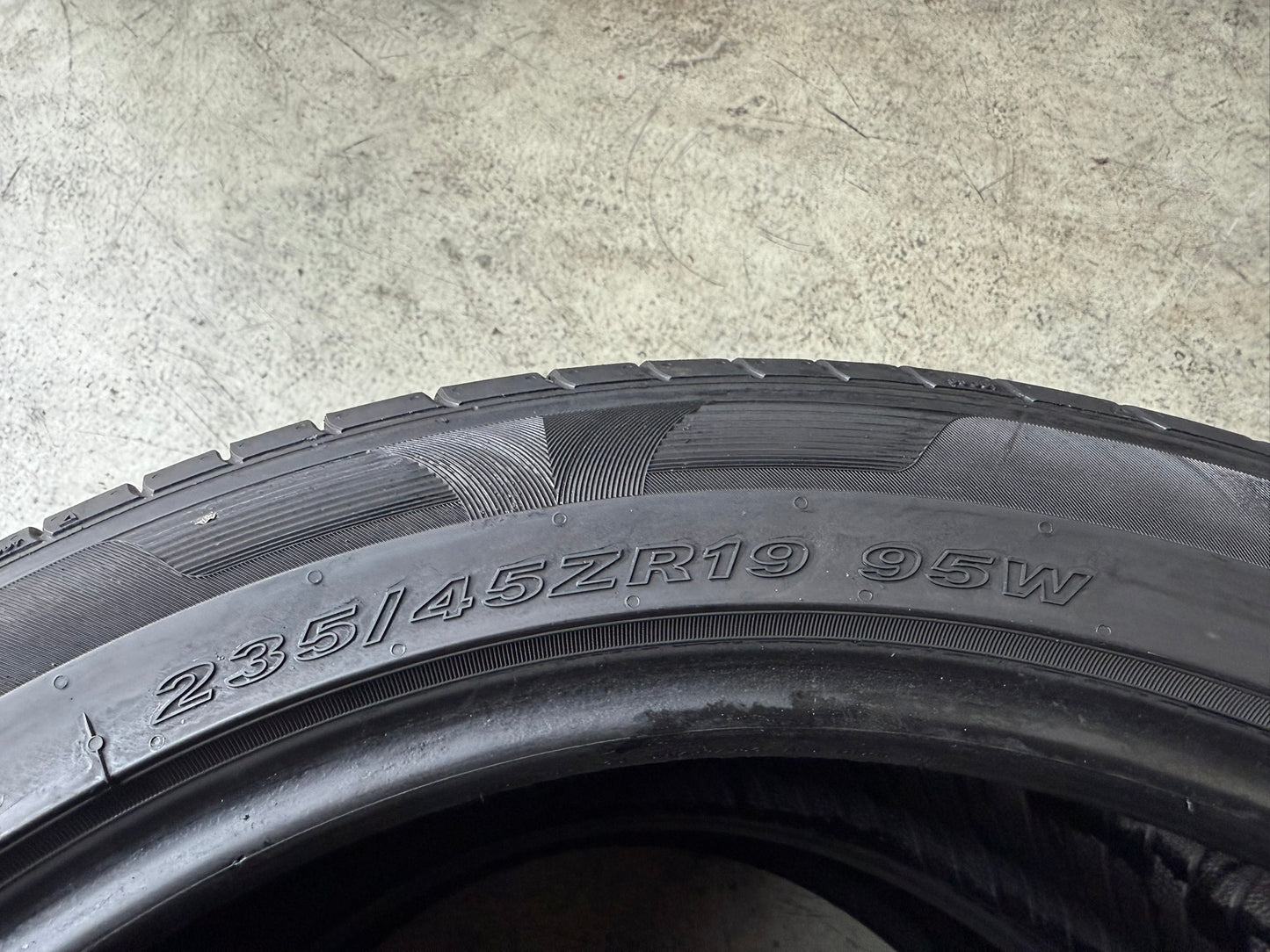 Usato: 2 Gomme 235/45R19 95W Nexen Estive 80% residui
