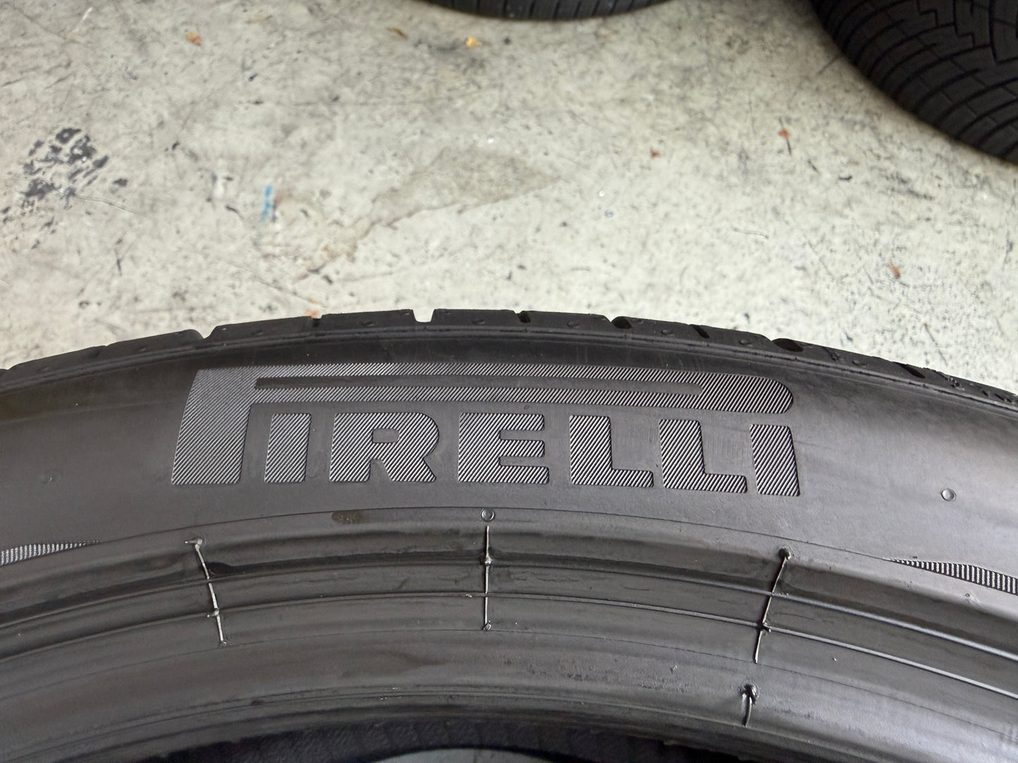 Usato: 2 Pneumatici Pirelli P Zero PZ4 295/35R21 107Y XL MGT1 Estivi 90% Residui