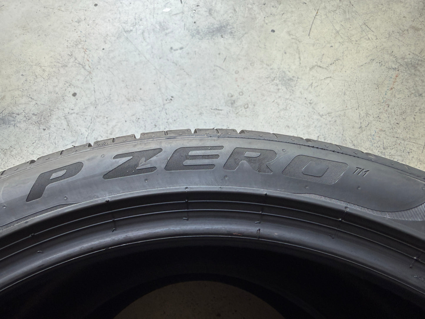 Usato: 2 Pneumatici Pirelli P Zero PZ4 295/35R21 107Y XL MGT1 Estivi 90% Residui