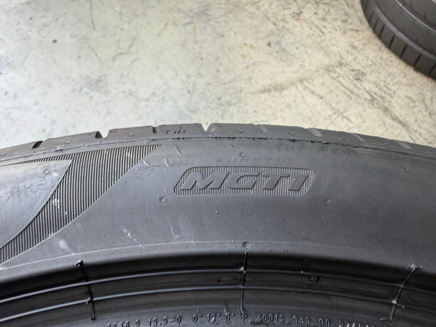 Usato: 2 Pneumatici Pirelli P Zero PZ4 295/35R21 107Y XL MGT1 Estivi 90% Residui