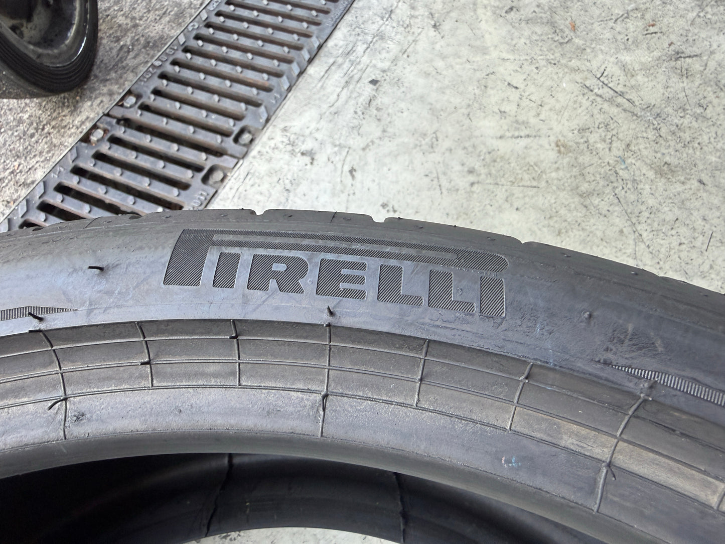 Usato: 4 Pneumatici Pirelli P Zero PZ4 285/35R23 107Y + 325/30R23 109Y XL FP Estive 85-90% Residui