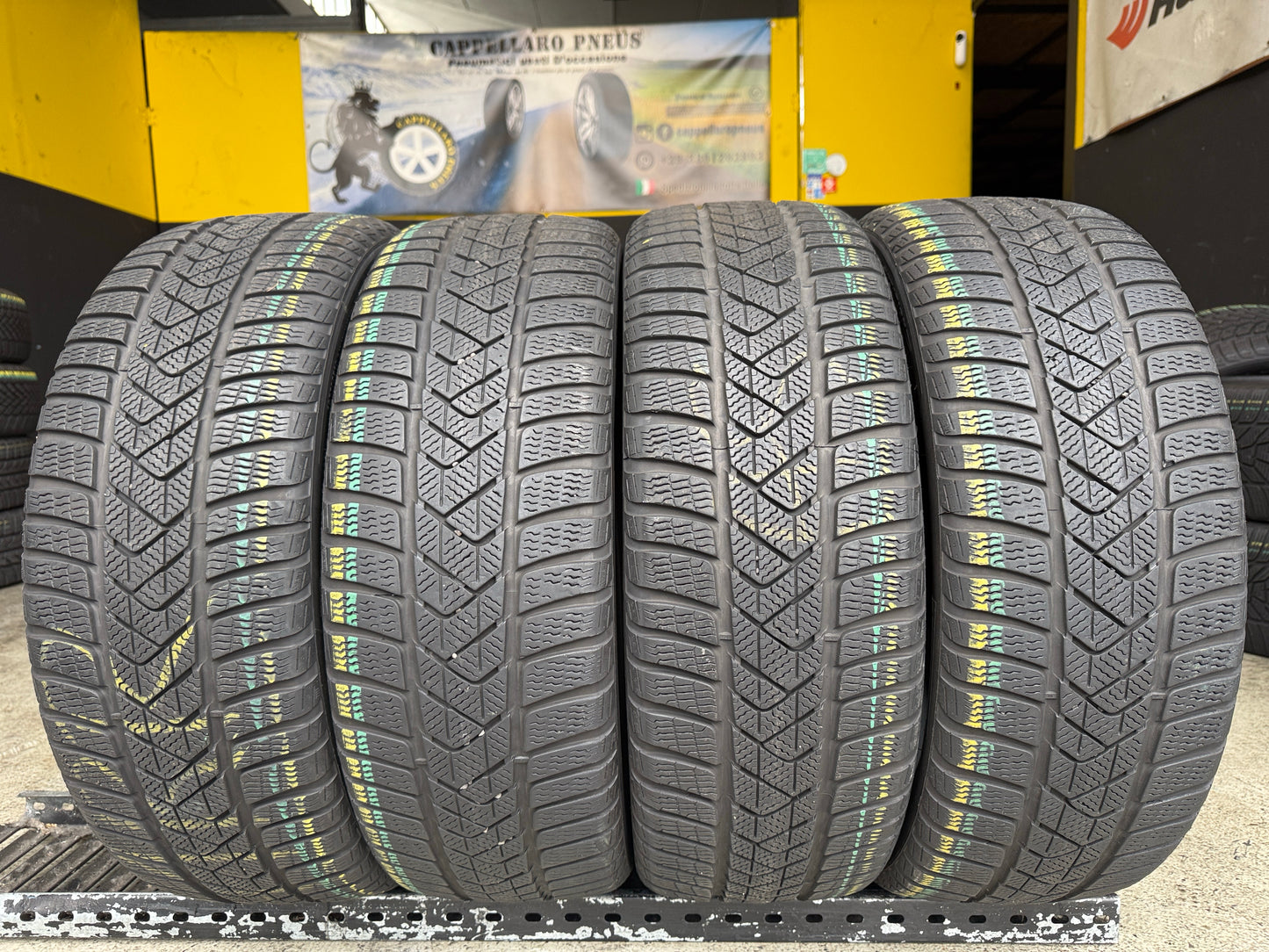 Usato: 4 Gomme 215/50R18 92V Pirelli Invernali 85/75% residui