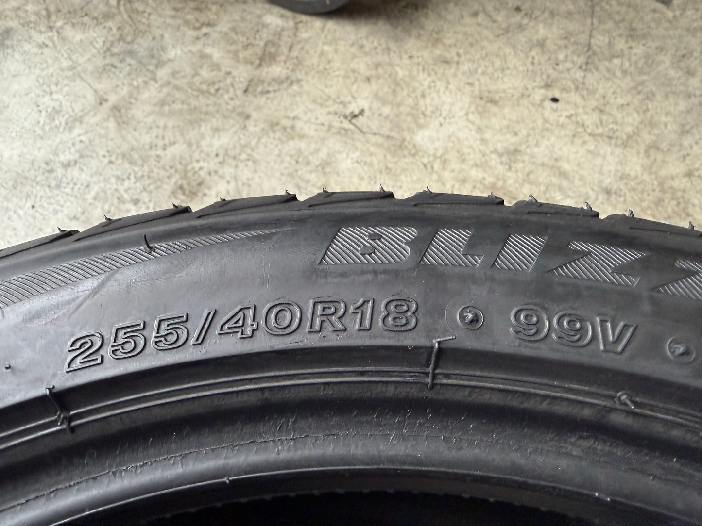 Usato: 2 Gomme 255/40R18 99V XL Bridgestone Pneumatici Invernali 98% residui