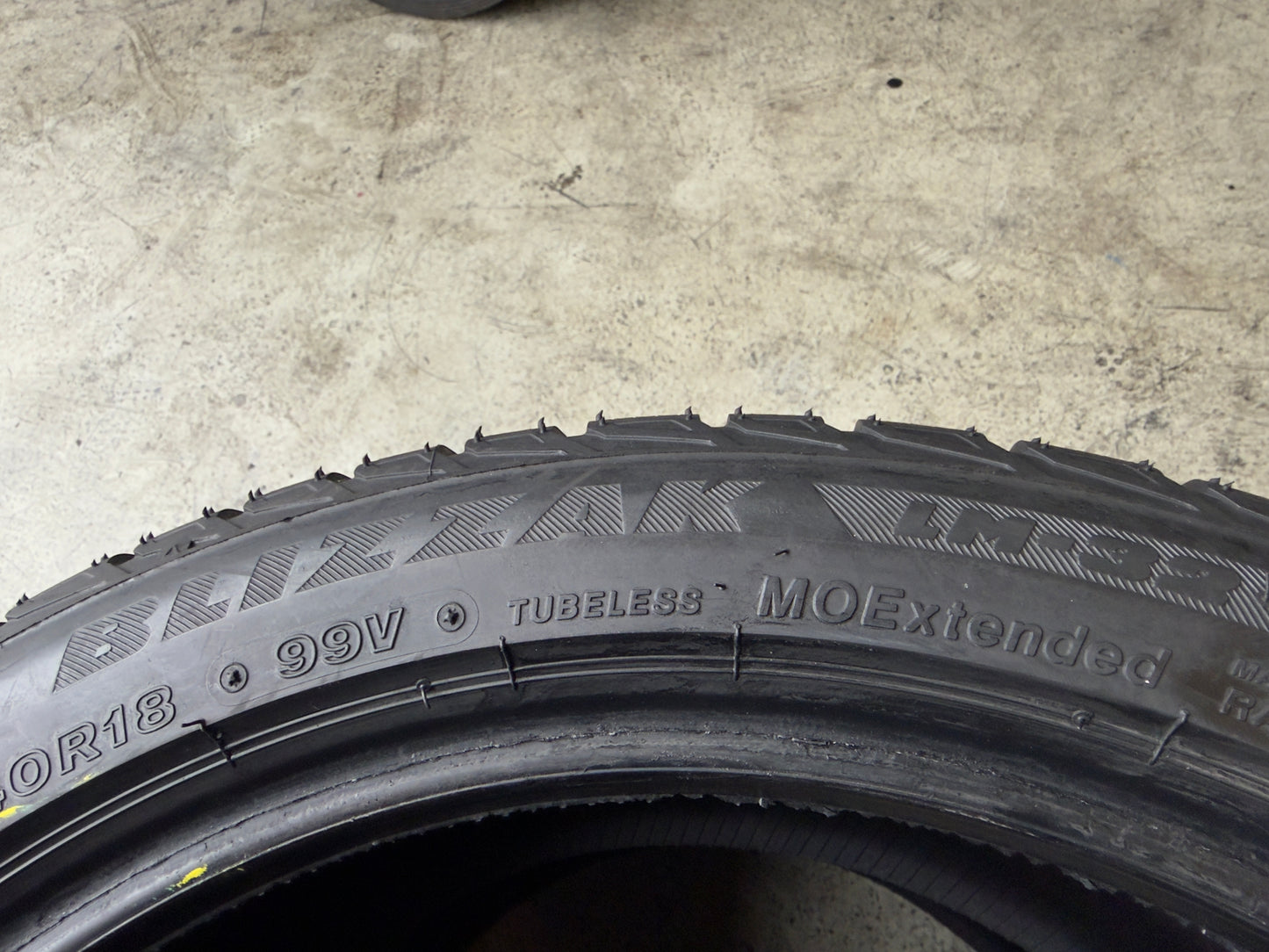 Usato: 2 Gomme 255/40R18 99V XL Bridgestone Pneumatici Invernali 98% residui