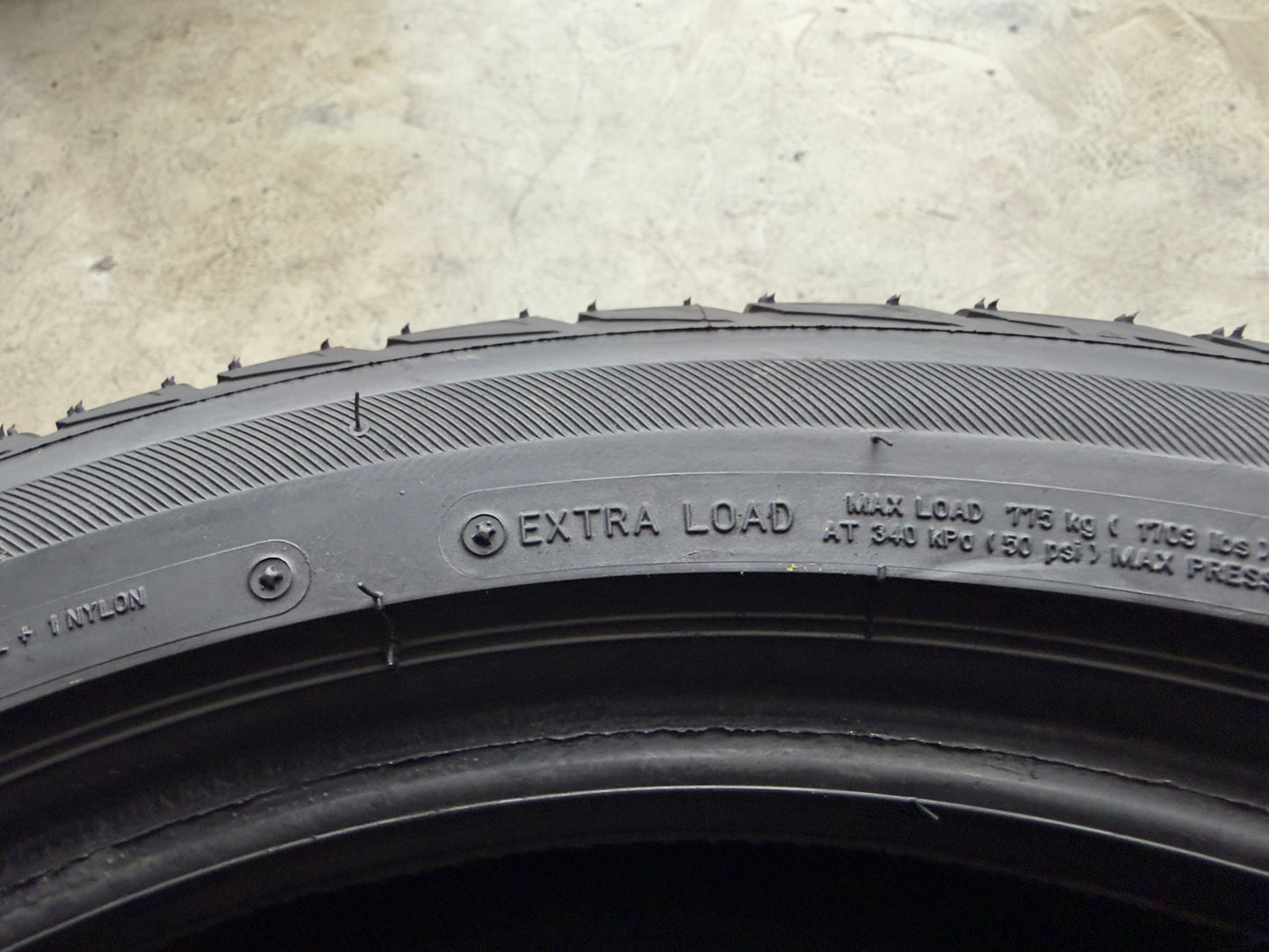 Usato: 2 Gomme 255/40R18 99V XL Bridgestone Pneumatici Invernali 98% residui