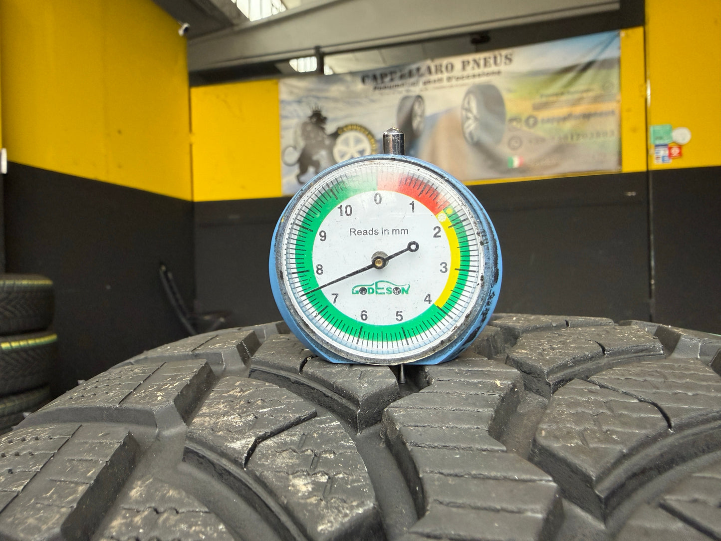 Usato: 2 Gomme 255/40R18 99V XL Bridgestone Pneumatici Invernali 98% residui