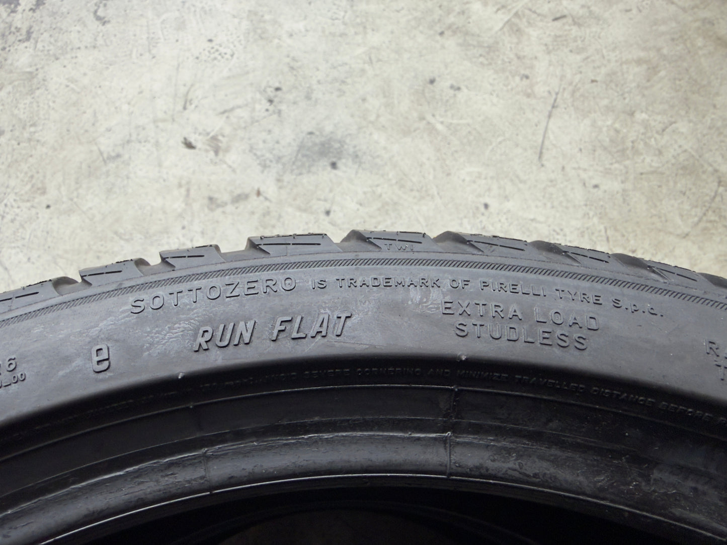 Usato: 2 Gomme 255/35R19 96H XL Pirelli RFT Invernali 80% residui