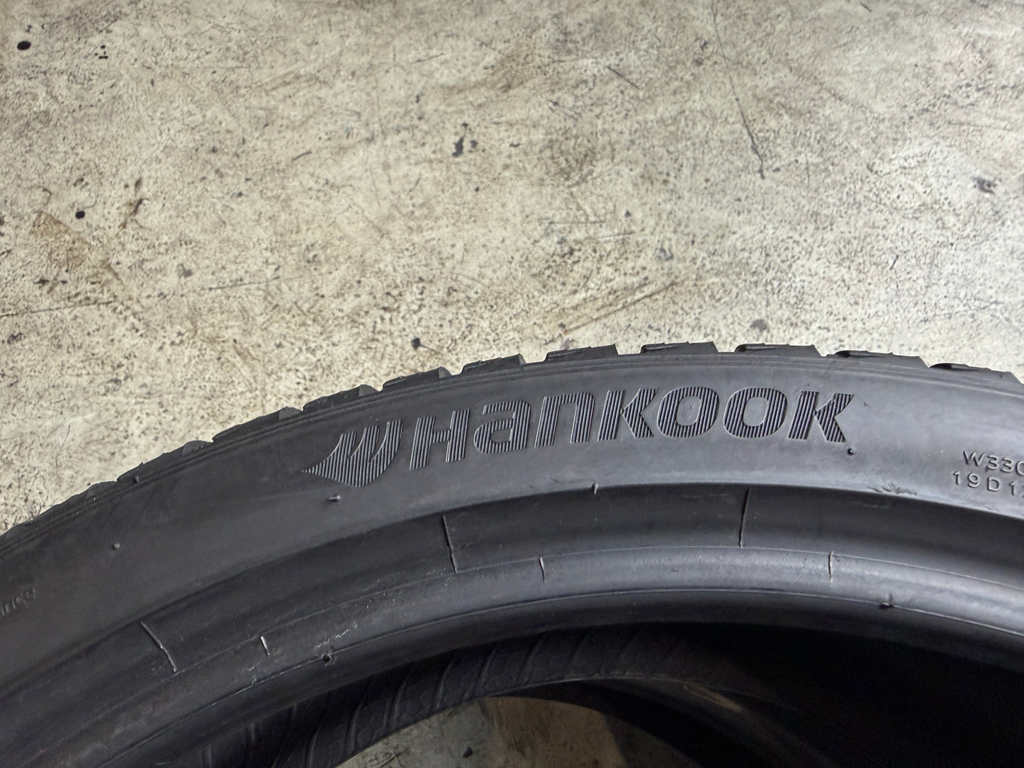 Usato: 2 Gomme 245/35R19 93W Hankook Invernali 70% residui