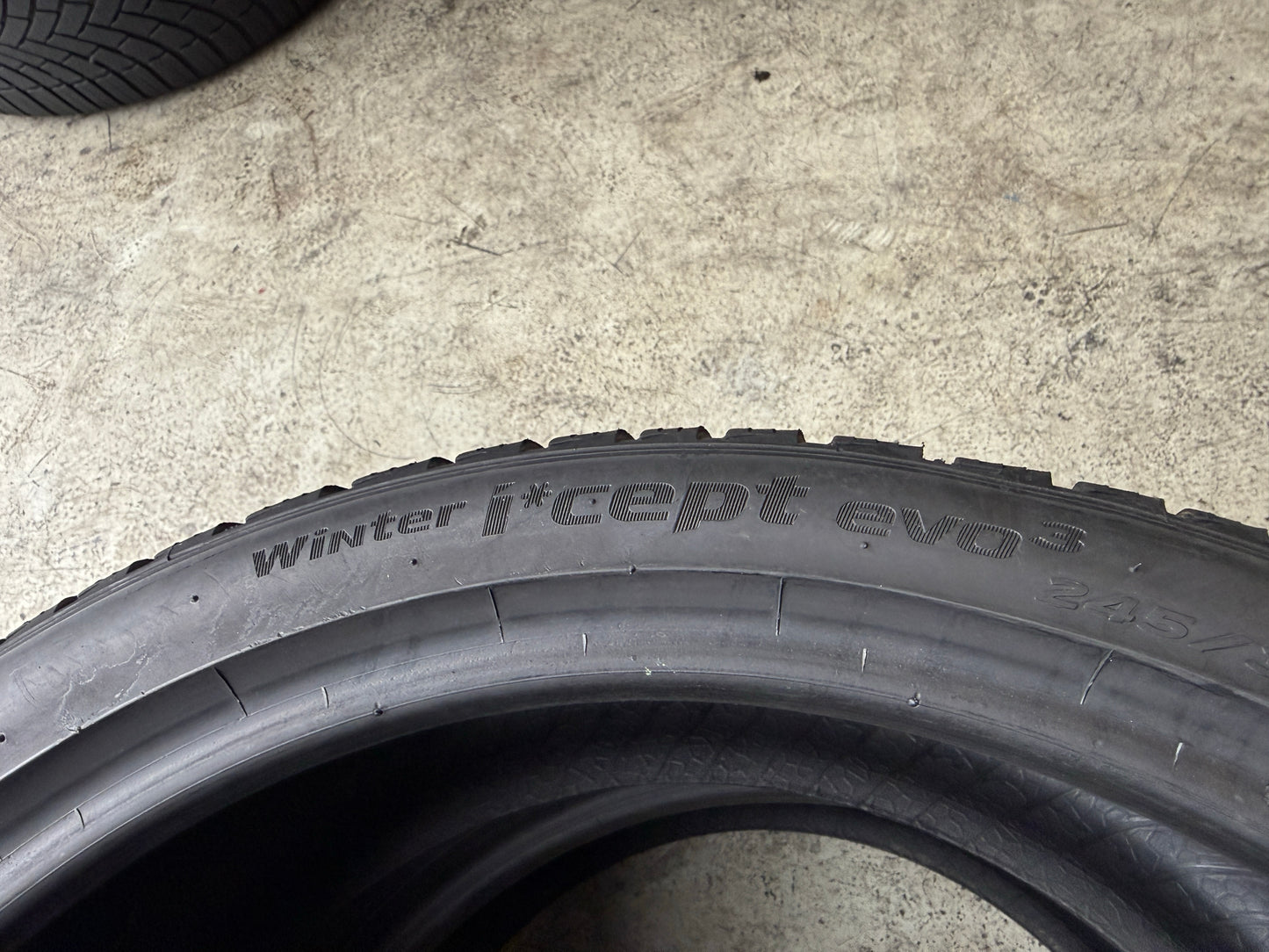 Usato: 2 Gomme 245/35R19 93W Hankook Invernali 70% residui