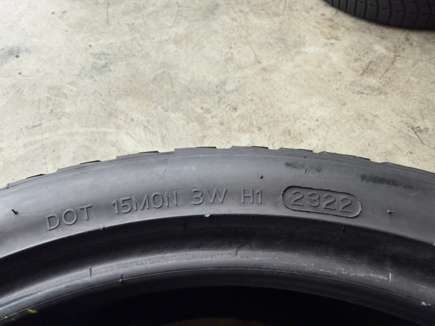 Usato: 2 Gomme 245/35R19 93W Hankook Invernali 70% residui