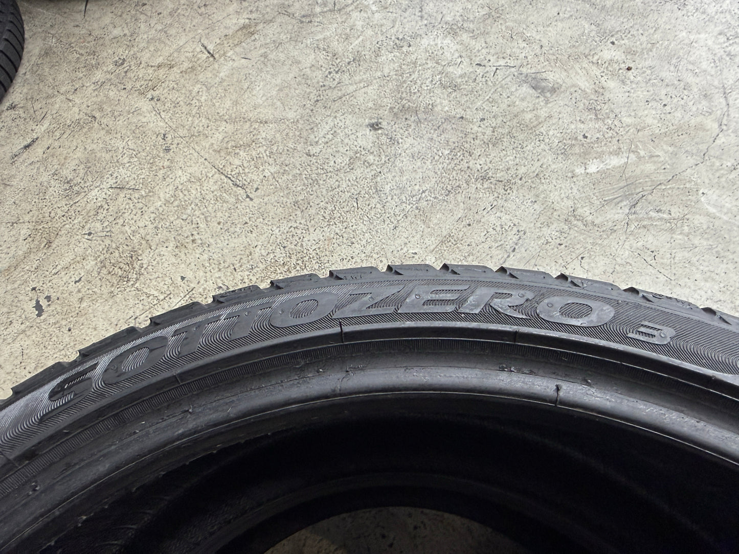 Usato: 2 Gomme 235/35R19 91W XL Pirelli Invernali 65% residui