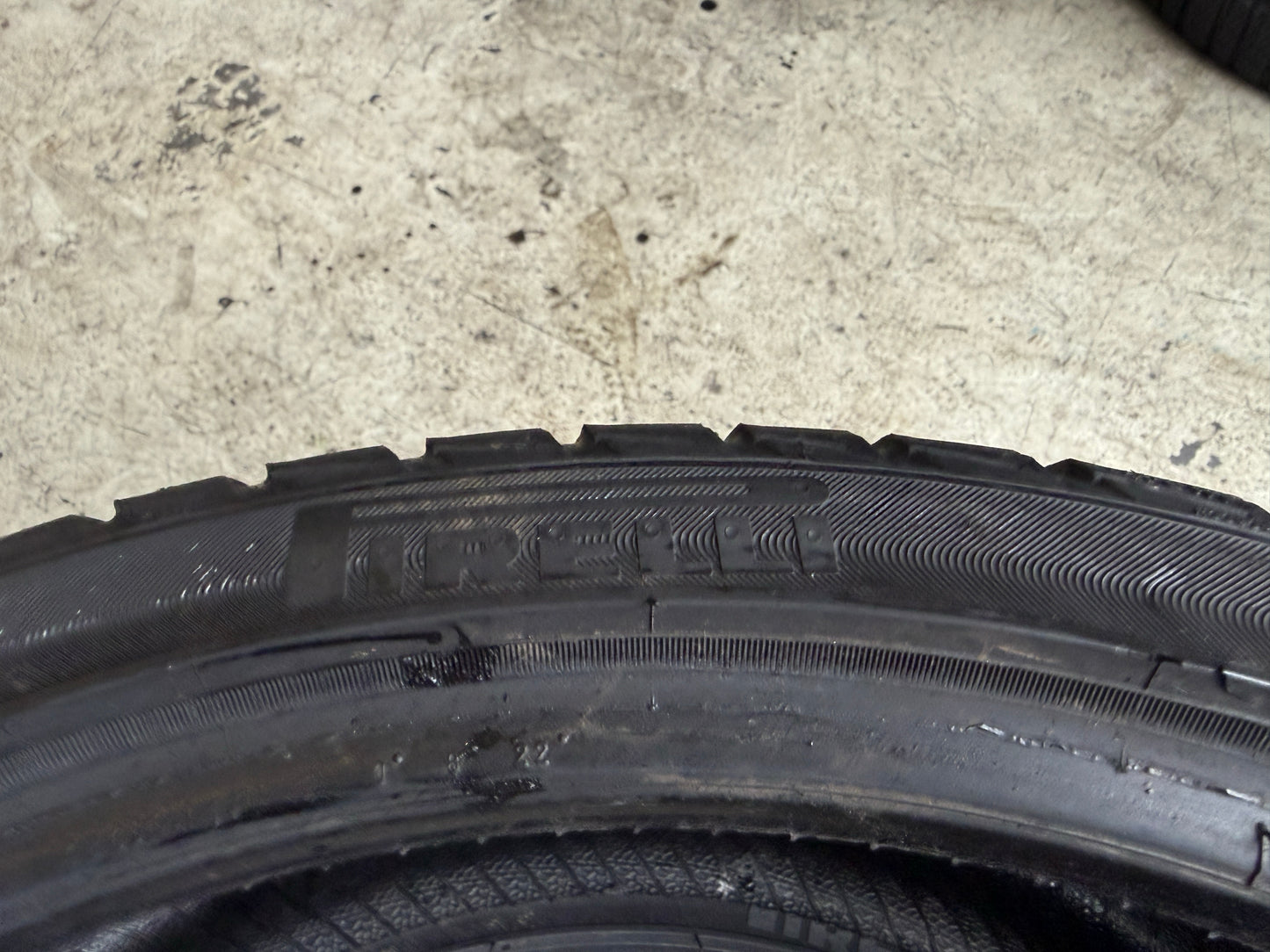 Usato: 2 Gomme 235/35R19 91W XL Pirelli Invernali 65% residui