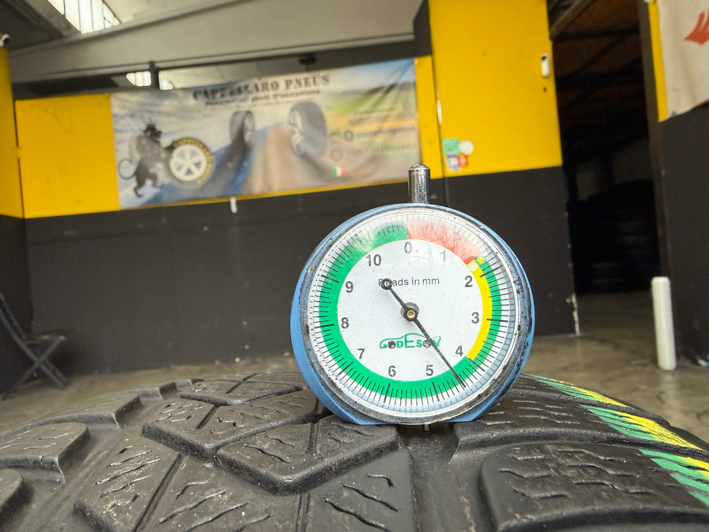 Usato: 2 Gomme 235/35R19 91W XL Pirelli Invernali 65% residui