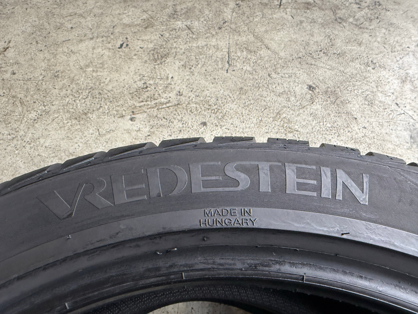 Usato: 2 Gomme 255/40R19 100Y Vredestein 4 Stagioni 90% residui