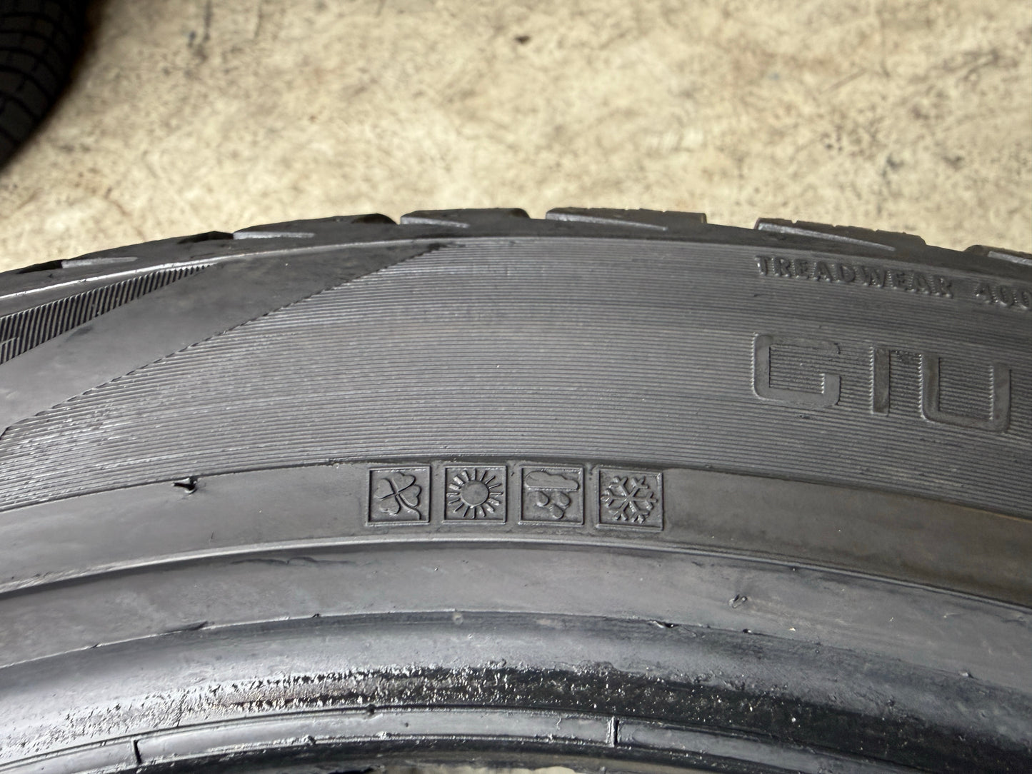 Usato: 2 Gomme 255/40R19 100Y Vredestein 4 Stagioni 90% residui