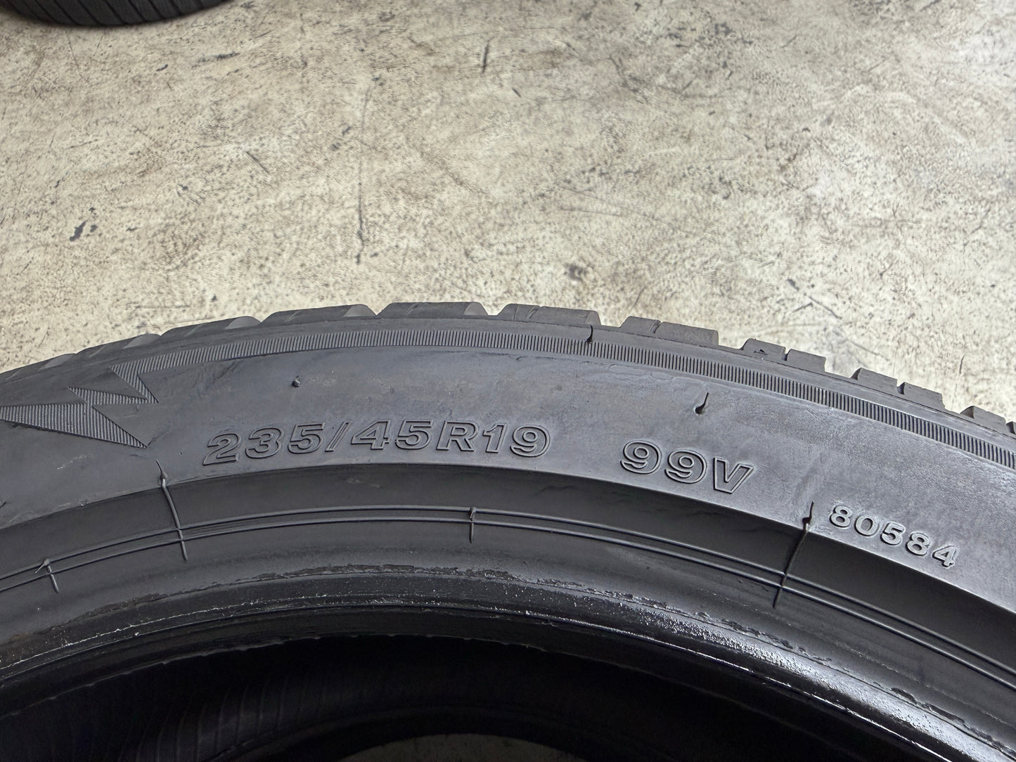Usato: 2 Gomme 235/45R19 99V Bridgestone Invernali 85% residui