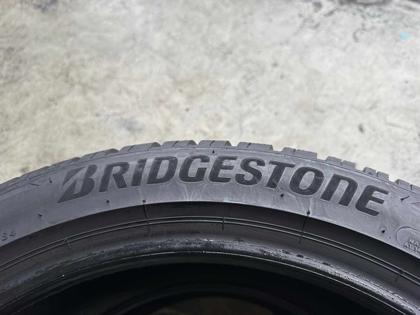 Usato: 2 Gomme 235/45R19 99V Bridgestone Invernali 85% residui