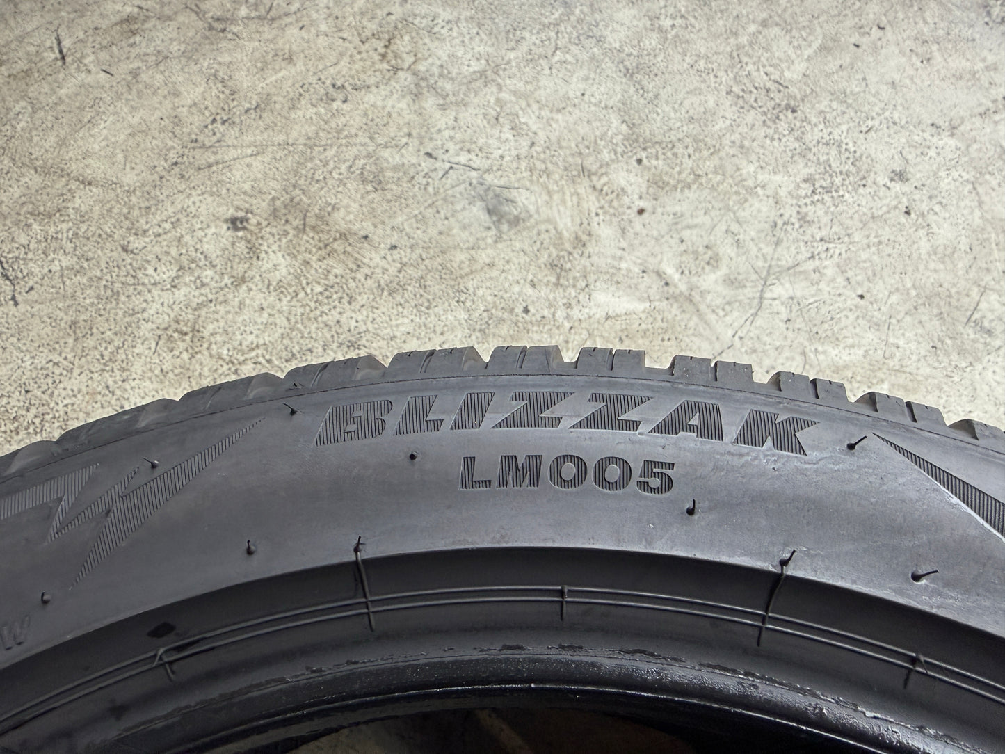 Usato: 2 Gomme 235/45R19 99V Bridgestone Invernali 85% residui