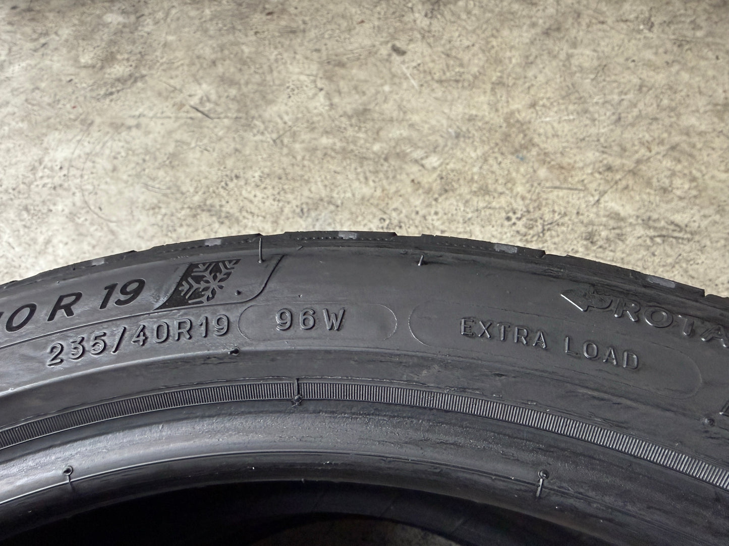 Usato: 2 Gomme 235/40R19 96W XL Michelin Invernali 75% residui
