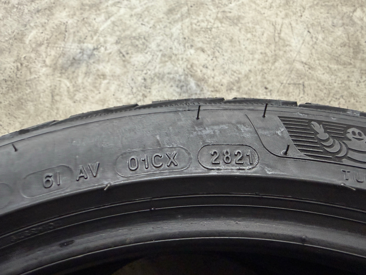 Usato: 2 Gomme 235/40R19 96W XL Michelin Invernali 75% residui