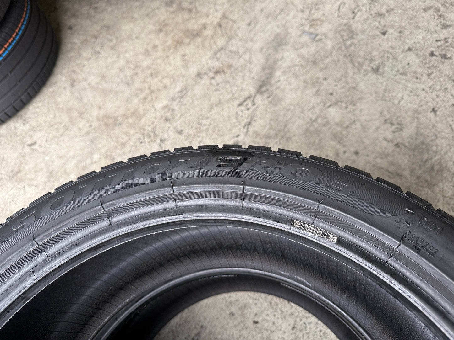 Usato: 2 Gomme 255/40R19 100V Pirelli Invernali 95% residui