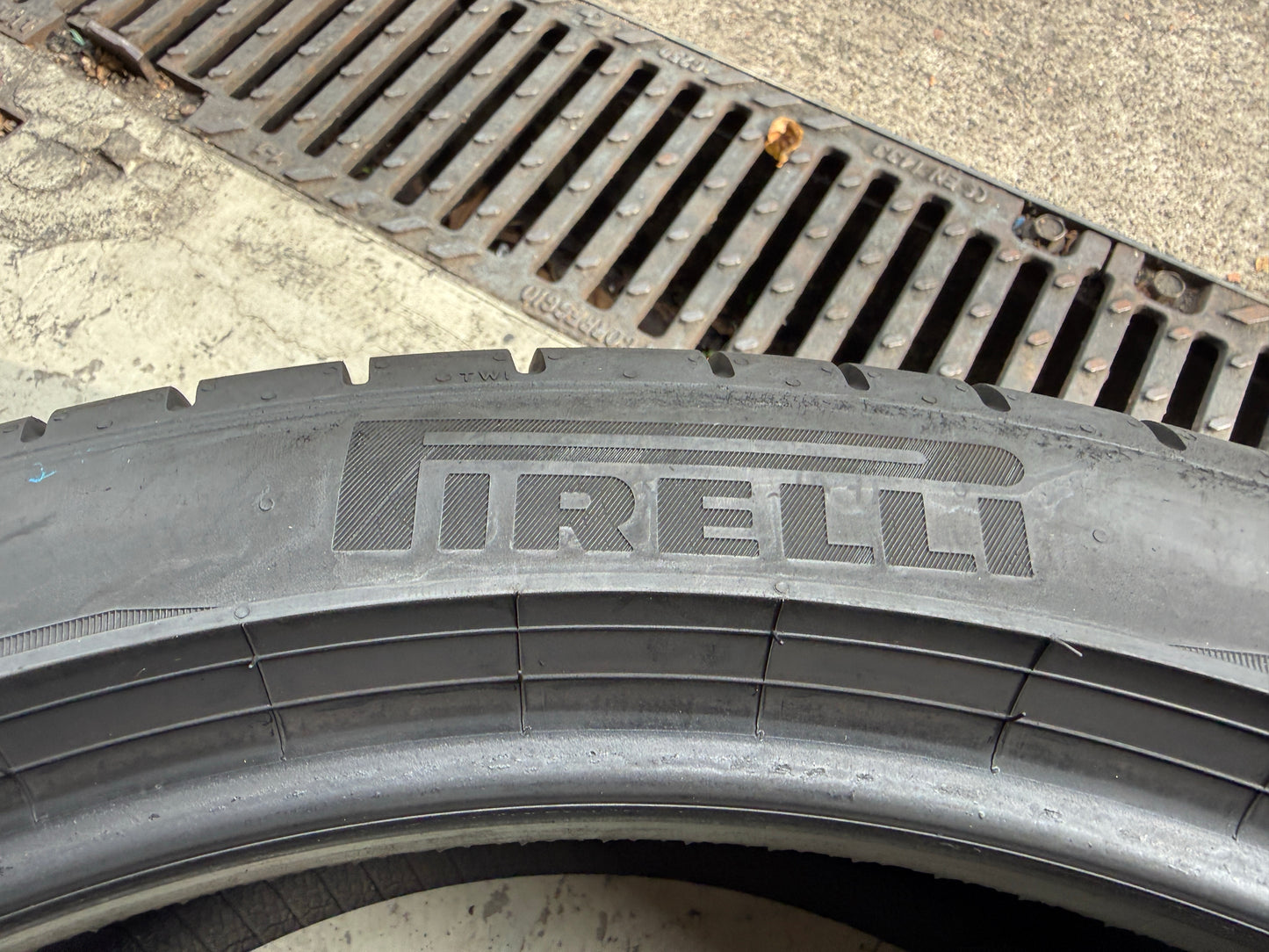 Usato: 4 Pneumatici Pirelli P Zero PZ4 235/40R20 96V XL AR Estivi 85% Residui