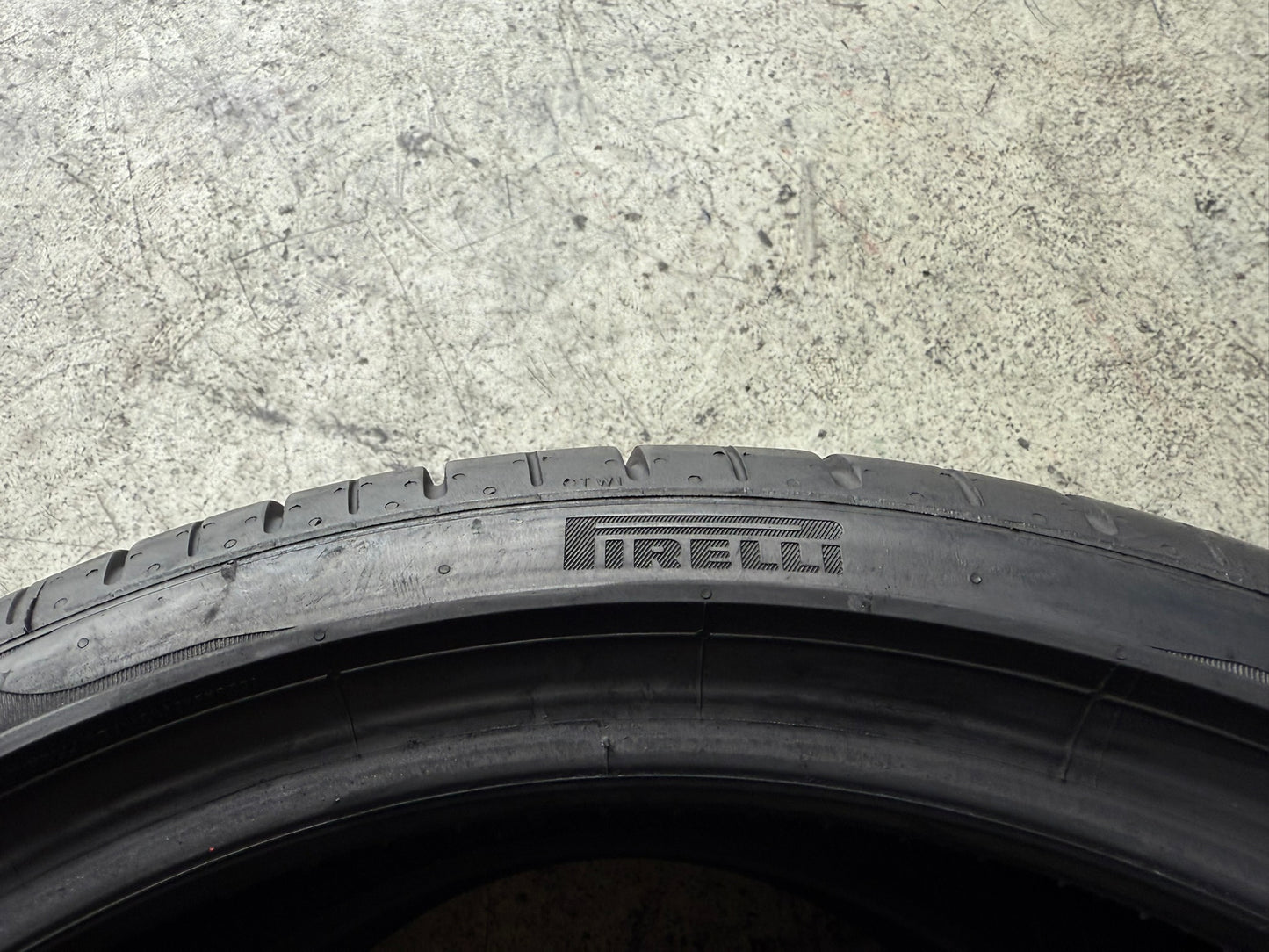 Usato: 2 Gomme 205/40R18 85W Runflat Estive 95% Residui