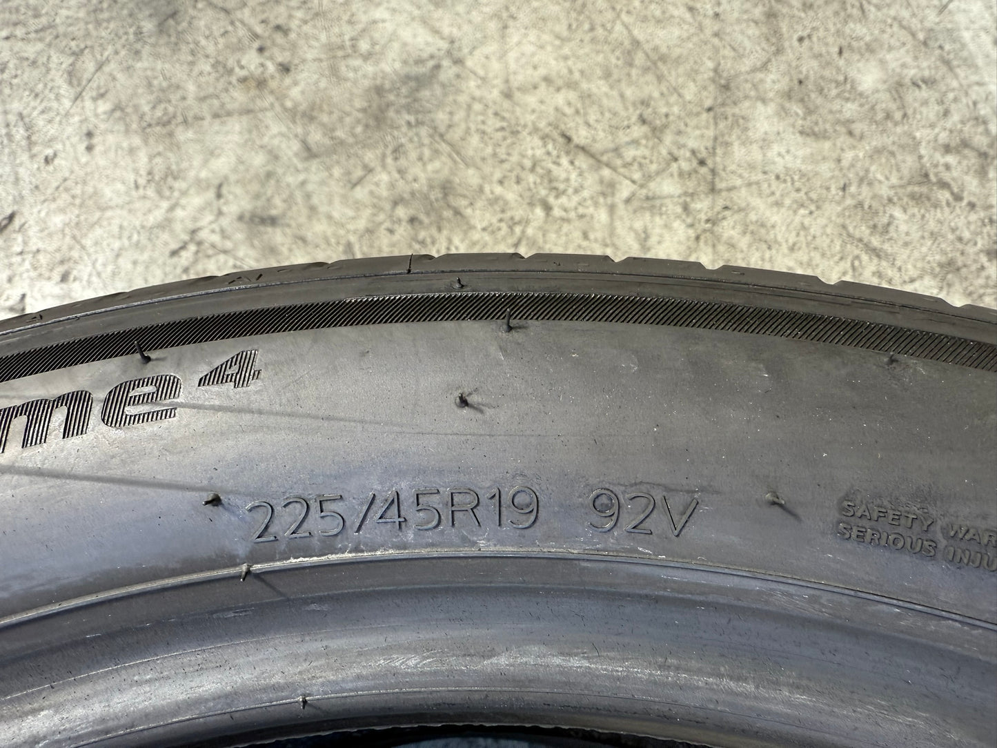 Usato: 2 Gomme 225/45R19 92V Hankook Estive 99% Residuo