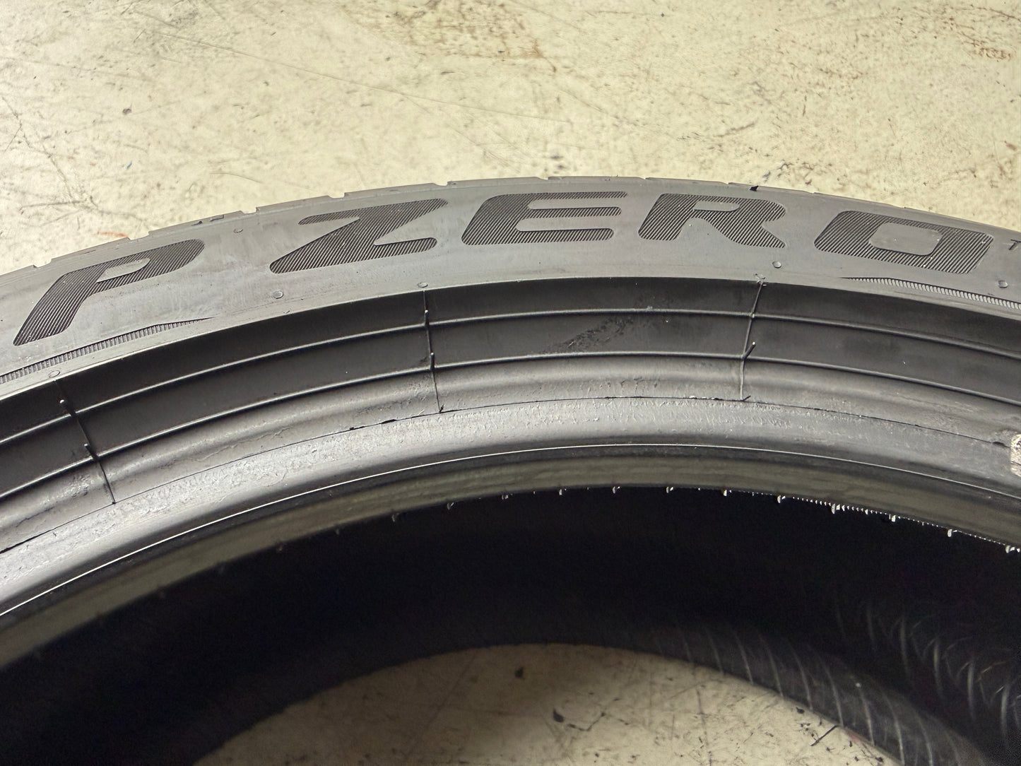 Usato: 2 Pneumatici Pirelli P Zero PZ4 245/40R19 98Y XL MFS Estivi 85% Residui