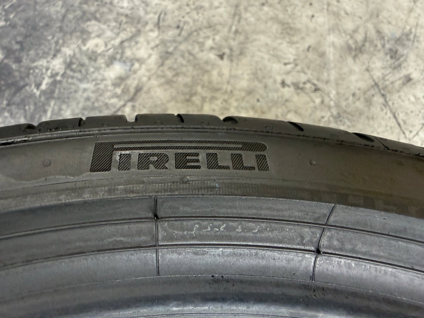 Usato: 2 Pneumatici Pirelli P Zero PZ4 235/35R19 91Y XL Estivi 80% Residui