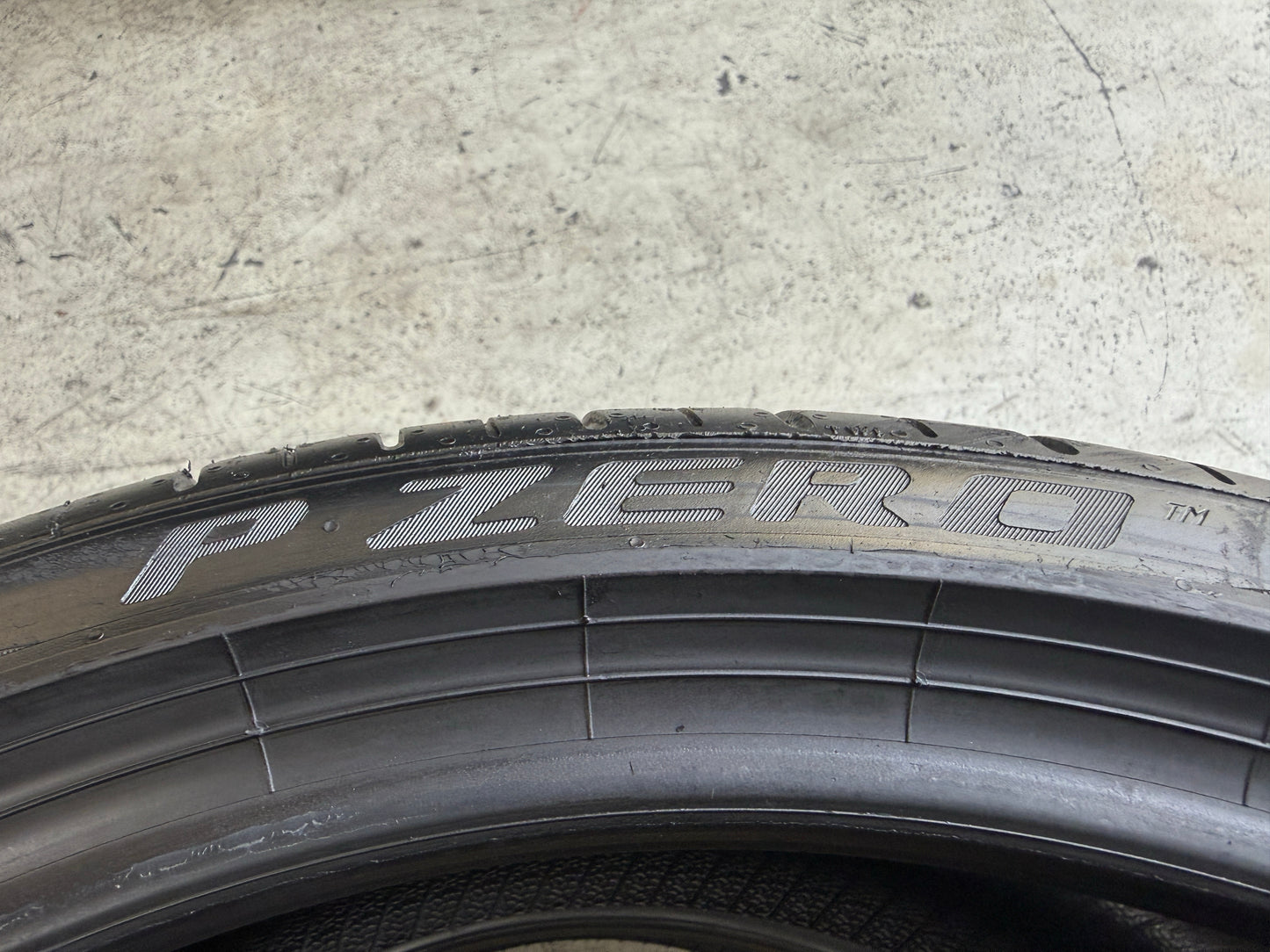Usato: 2 Pneumatici Pirelli P Zero PZ4 235/35R19 91Y XL Estivi 80% Residui