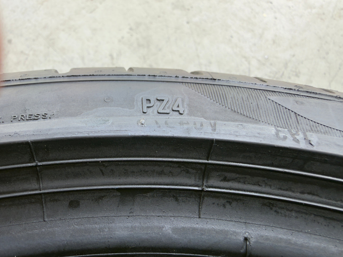 Usato: 2 Pneumatici Pirelli P Zero PZ4 235/35R19 91Y XL Estivi 80% Residui