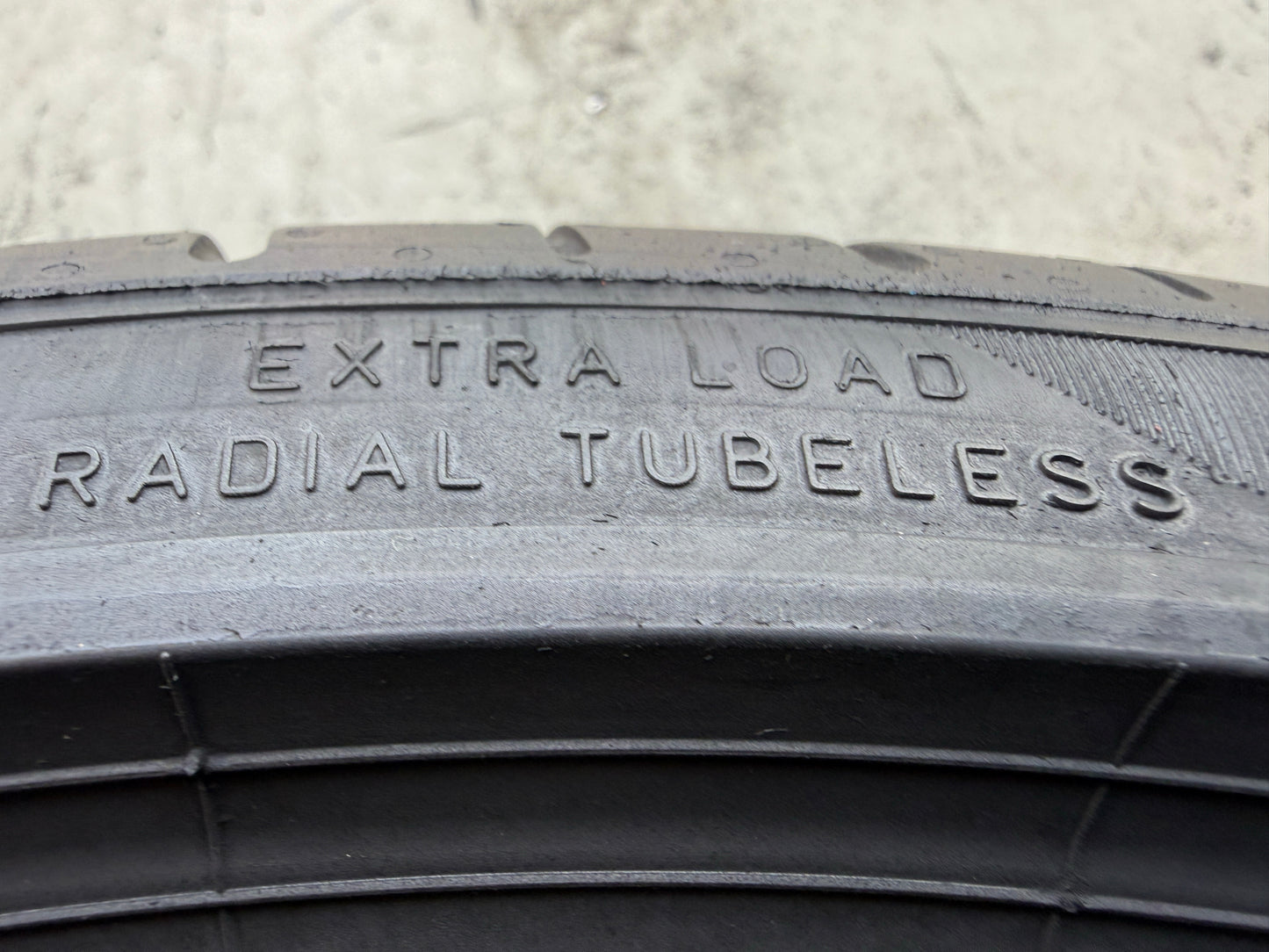 Usato: 2 Pneumatici Pirelli P Zero PZ4 235/35R19 91Y XL Estivi 80% Residui