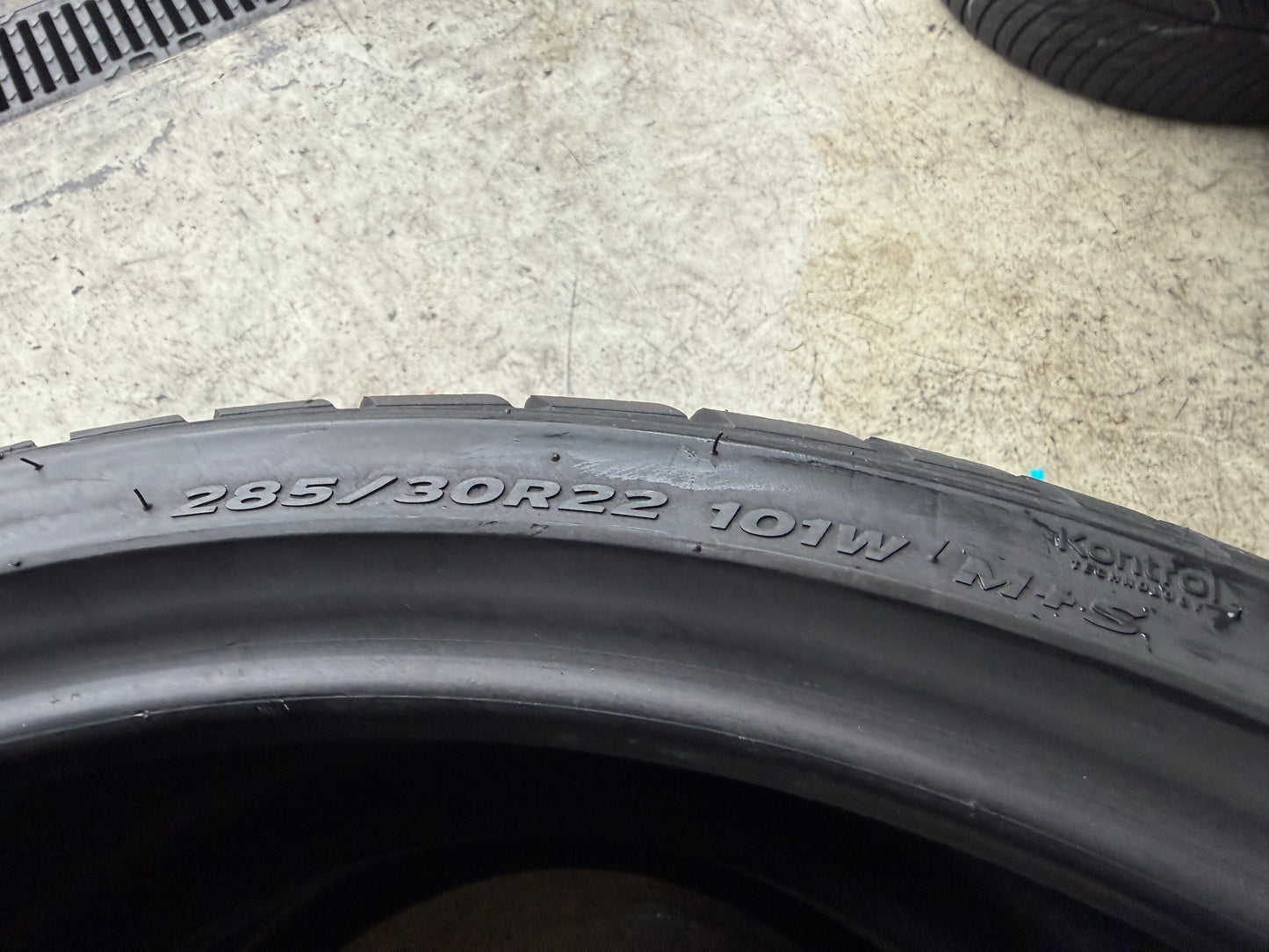Usato: 2 Gomme 285/30R22 101W XL Hankook Invernali 90% residui