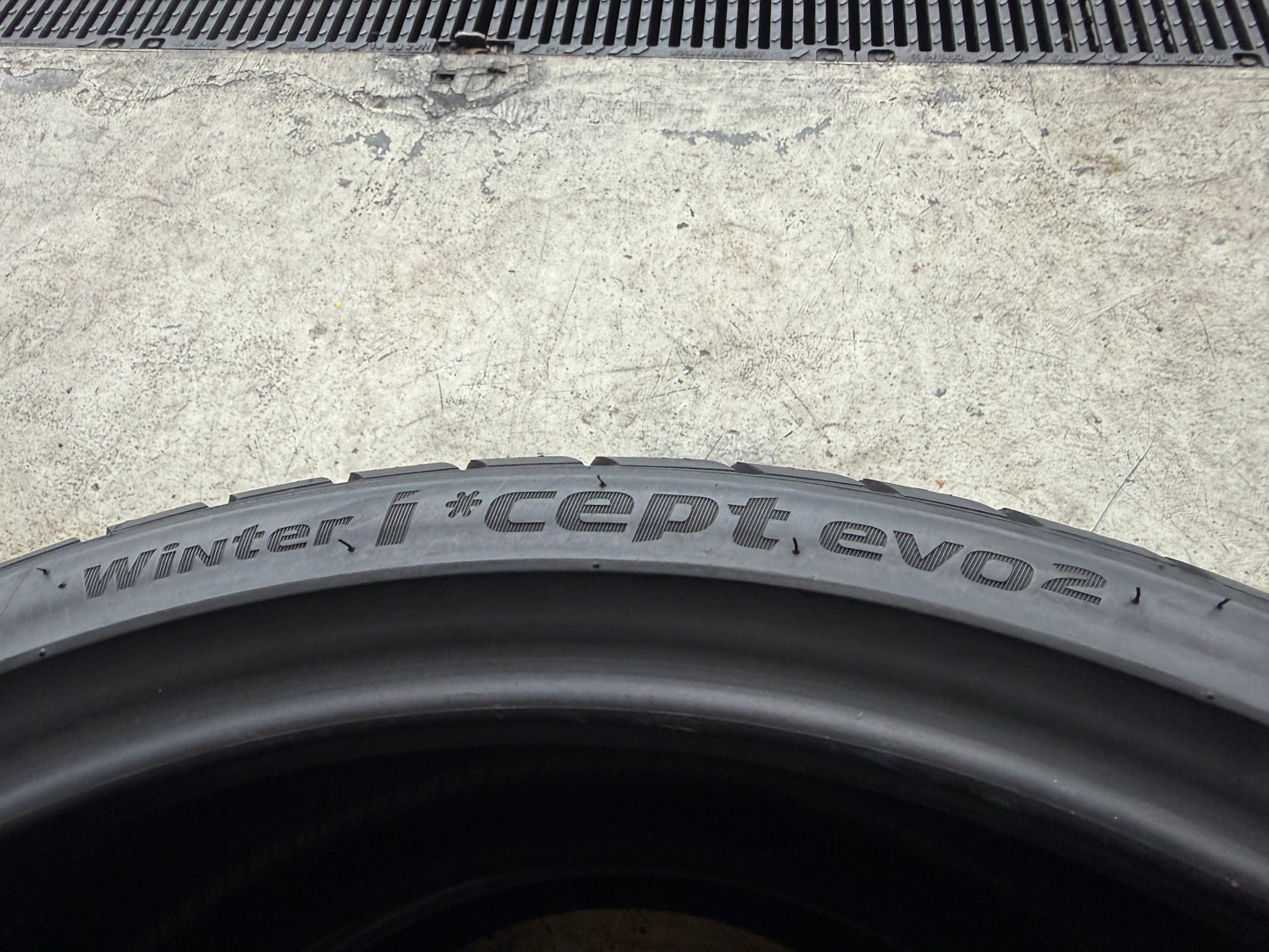 Usato: 2 Gomme 285/30R22 101W XL Hankook Invernali 90% residui