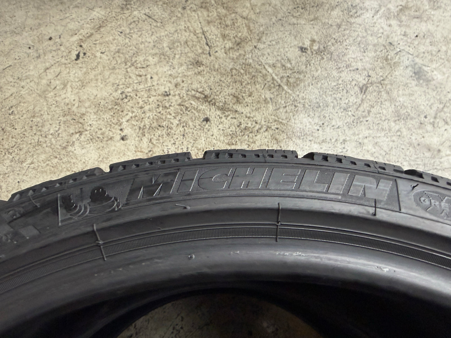 Usato: 2 Gomme 235/35R20 92V XL Michelin Invernali 90% residui