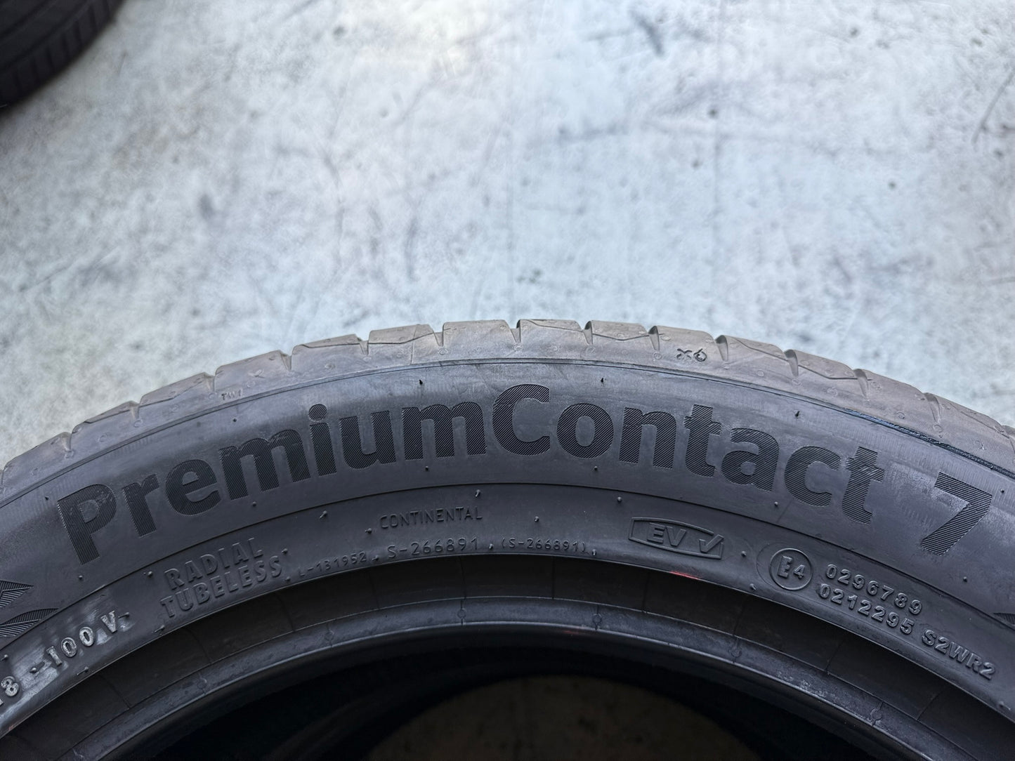 Usato: 2 Gomme 235/55R18 100V Continental Estive 95% Residuo