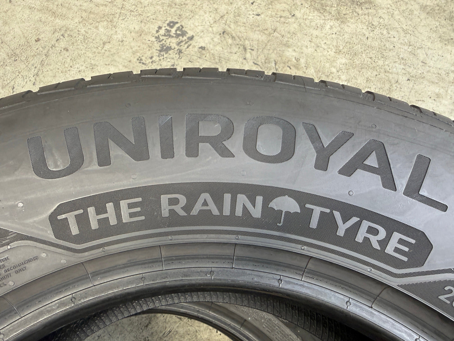Usato: 2 Pneumatici Uniroyal RainExpert 5 265/65R17 112H FR EVc Estivi 90% Residui