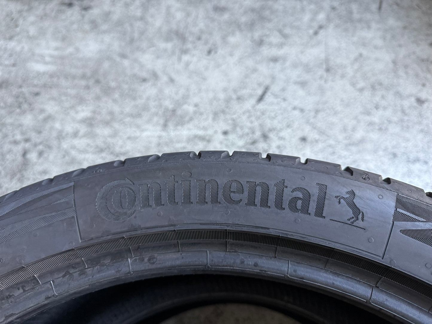 Usato: 2 Gomme 245/40R20 99Y XL Continental Estive 90% Residuo