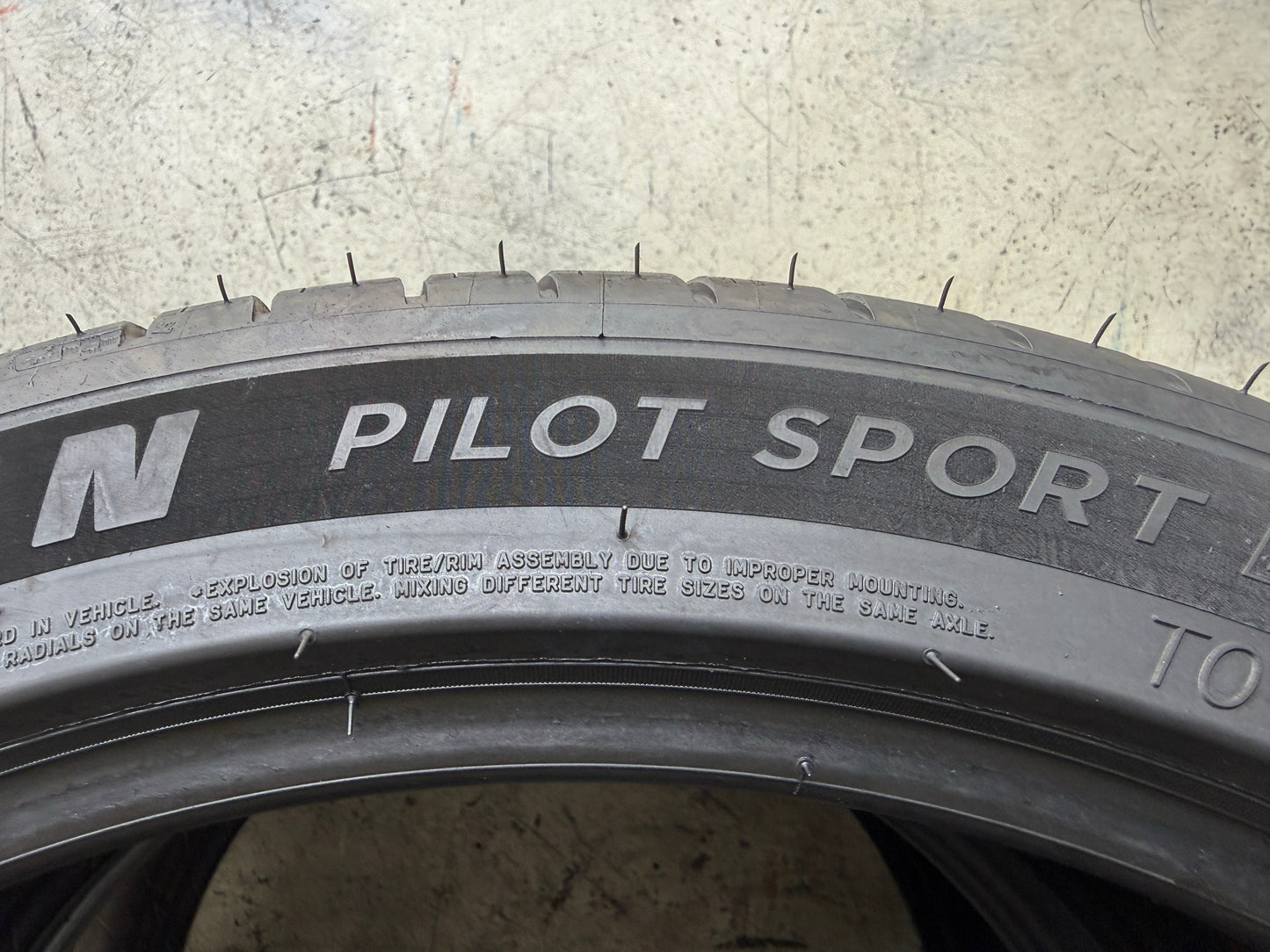 Usato: 2 Pneumatici Michelin Pilot Sport EV 255/40R20 101W XL Acoustic T0 Estivi 85% Residui