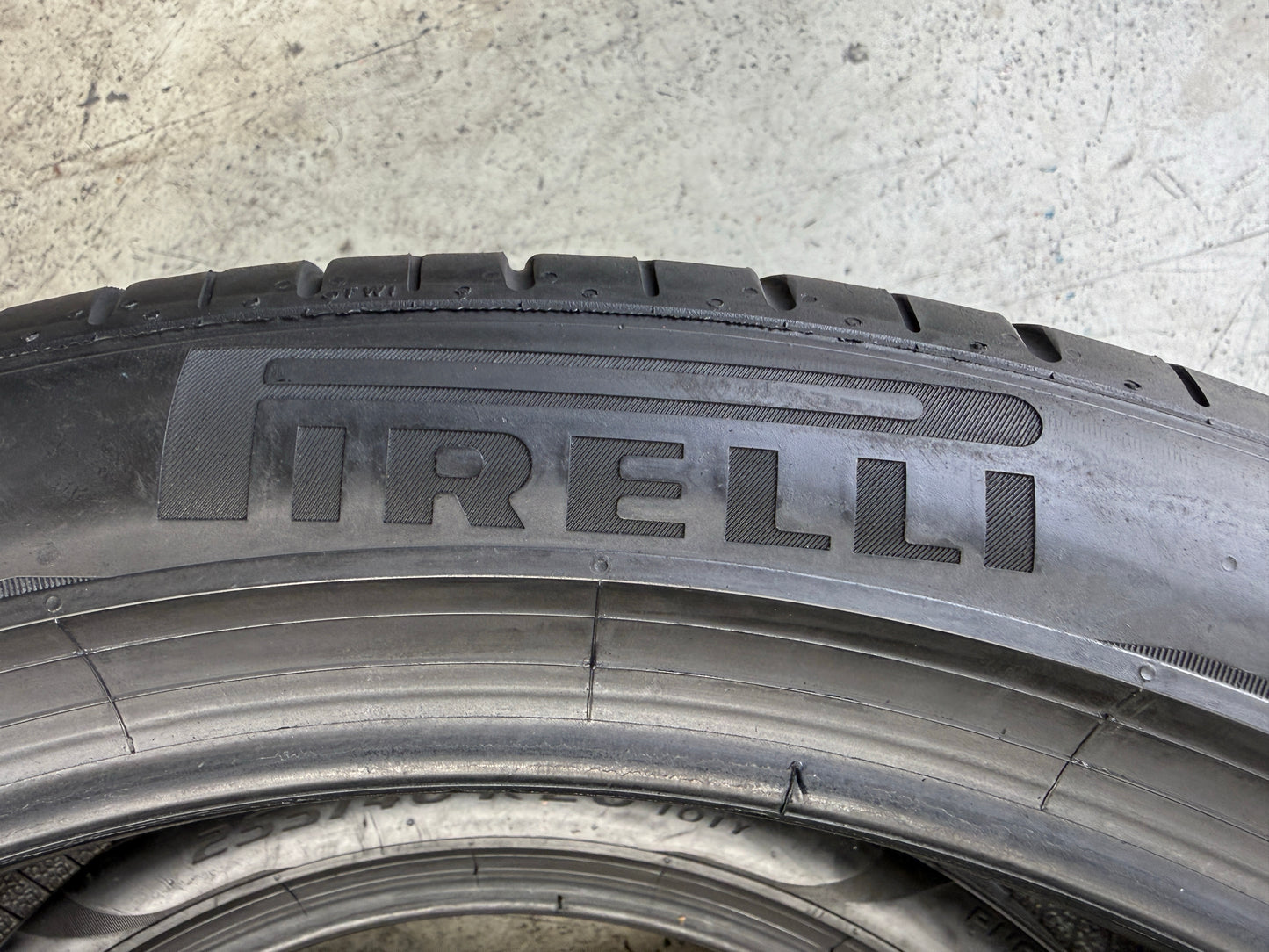 Usato: 2 Pneumatici Pirelli P Zero PZ4 255/40R20 101Y XL NCS MO-S Estivi 80% Residui